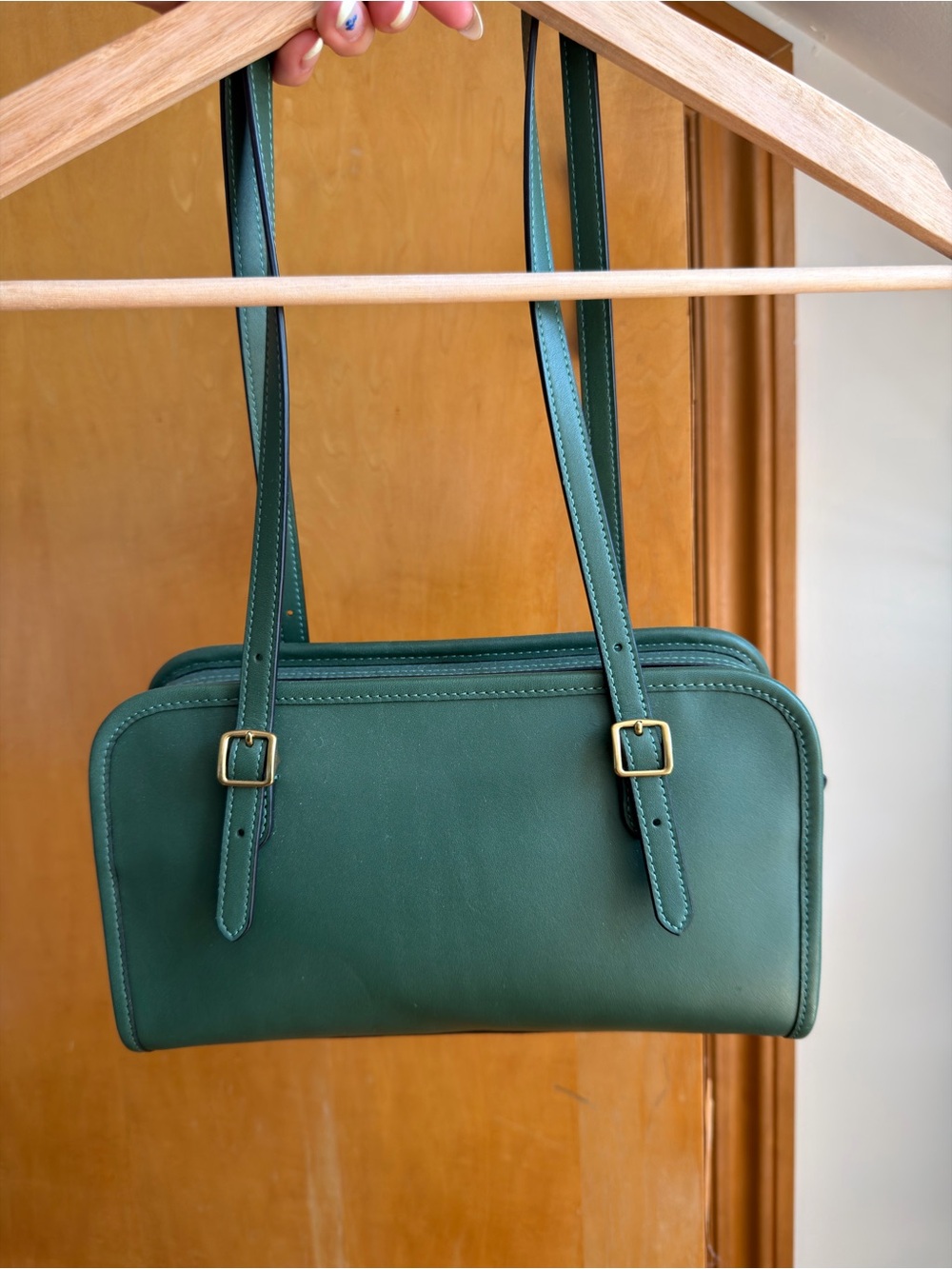 Coach Swing Zip Bag Green Glovetanned Leather Shoulder Bag with Brass Hardware - Picture 2 of 4